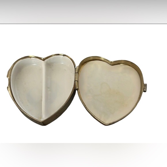 Vintage Pill Box W/Floral Design Pre Owned Shows Wear - Picture 3 of 3